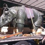 Перевозка бронзовой скульптуры носорога